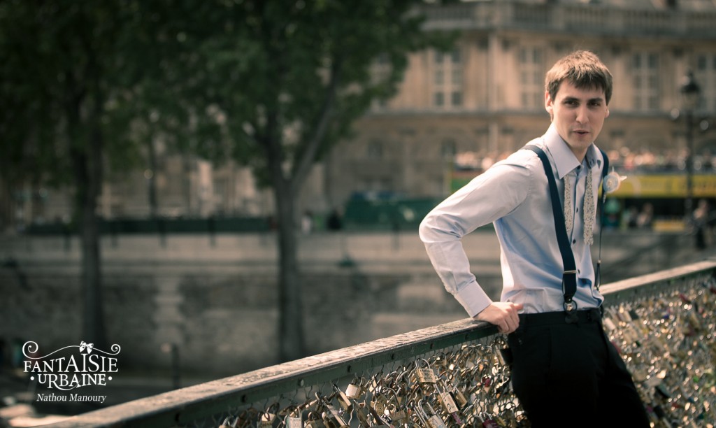 marié rétro à bretelles avec noeud papillon liberty et boutonnière Paris