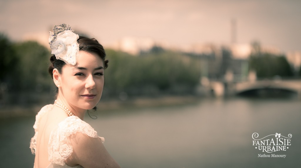 mariée rétro vintage avec bibi fascinator à fleurs et dentelle Paris