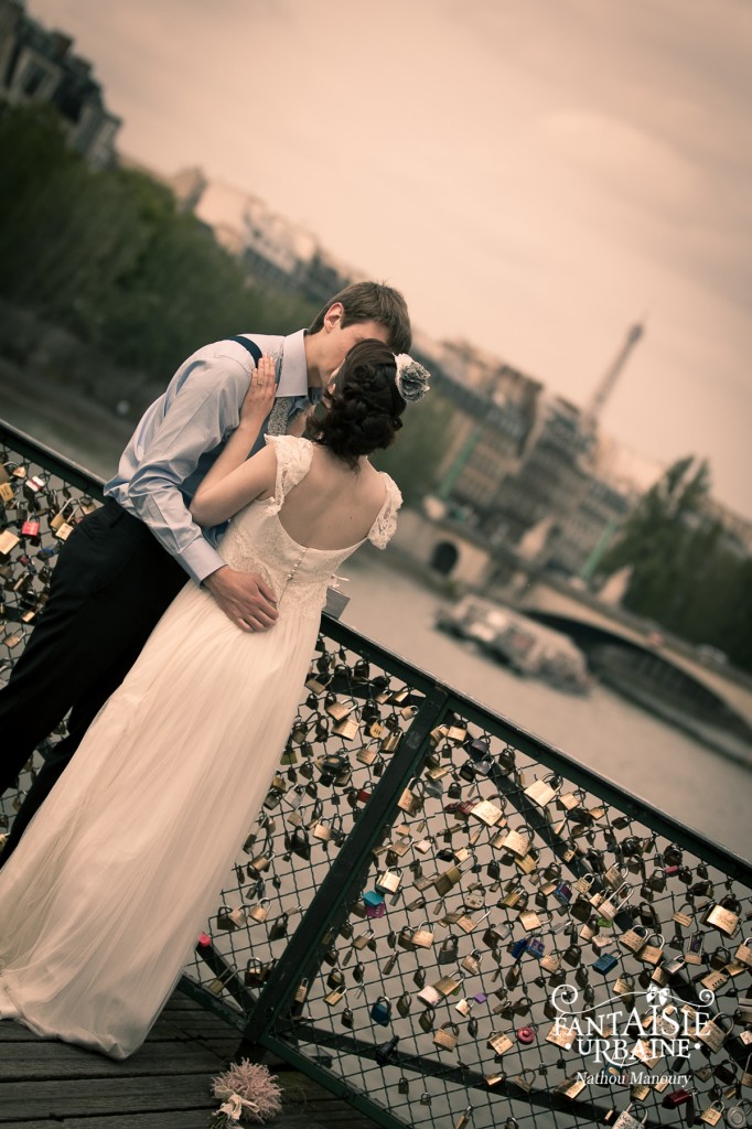 Couple mariés rétro vintage sur le pont des Arts à Paris