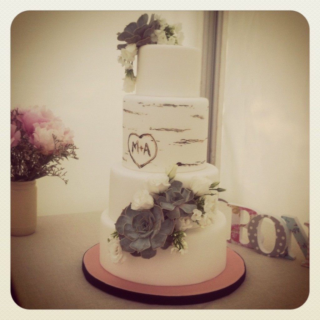Wedding cake sugarplum romantique avec fleurs et initiales des mariés