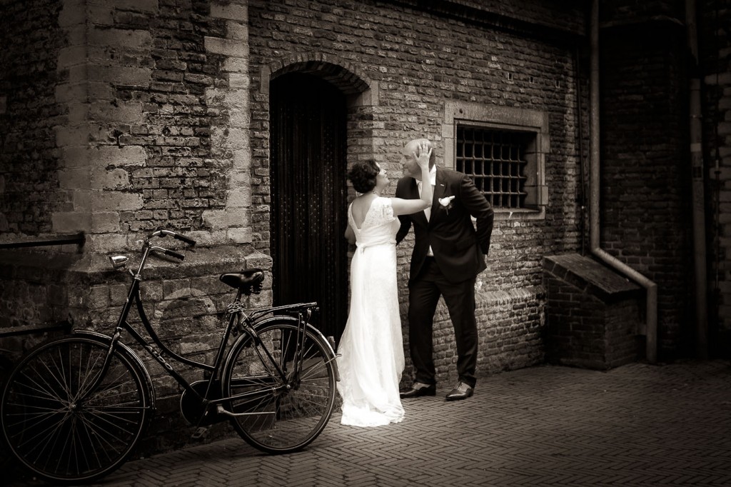 photographe mariage rétro Paris couple de mariés à vélo