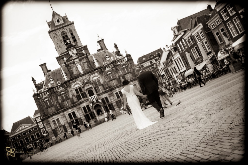 Photographe mariage et portraitiste Paris couple de mariés place de Delft