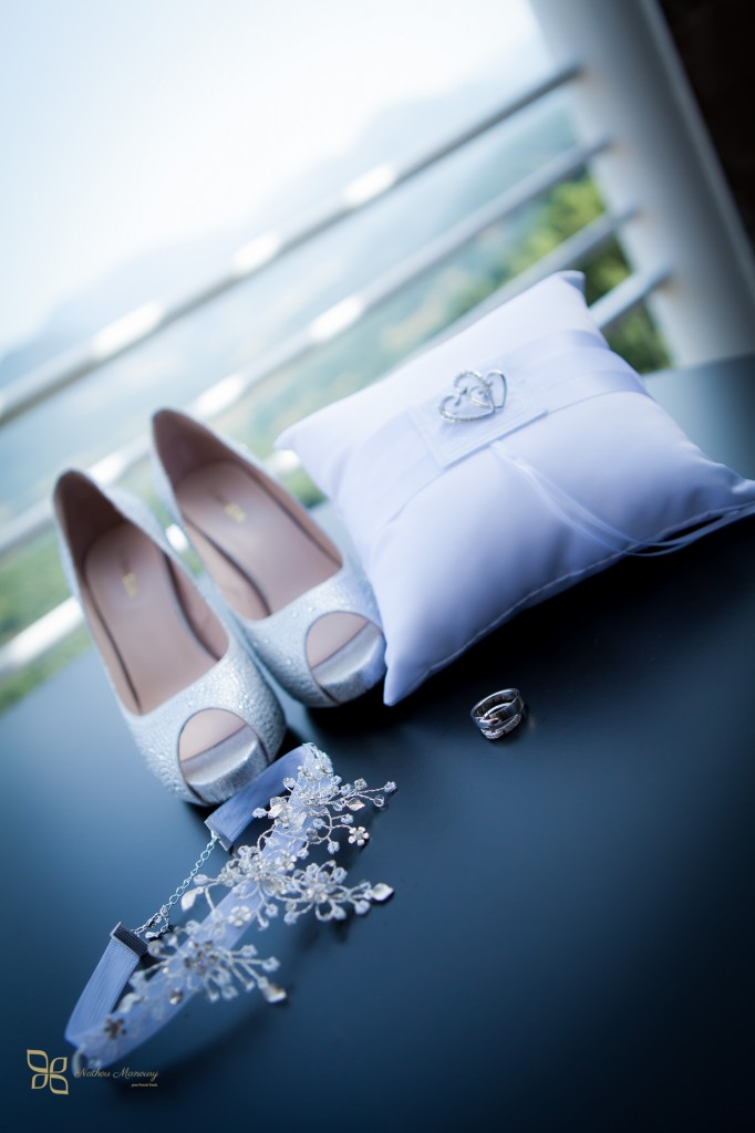 Photographe mariage et portraitiste paris Coussin d'alliances chaussures et bijoux