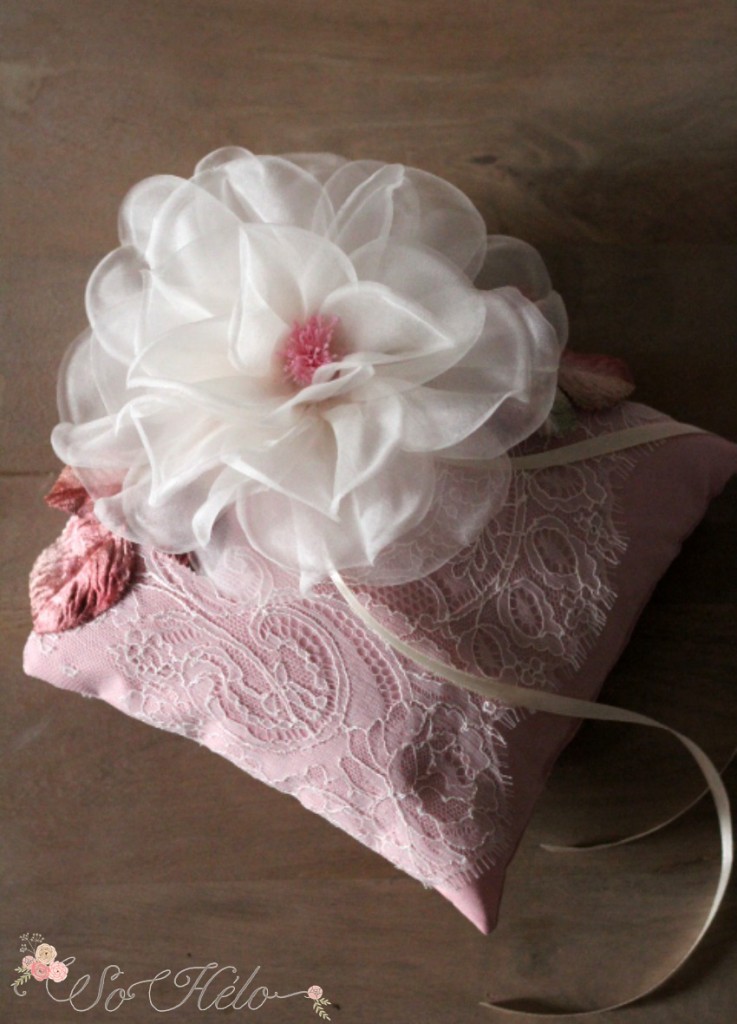 coussin alliances mariage en dentelle de chantilly avec rose en soie