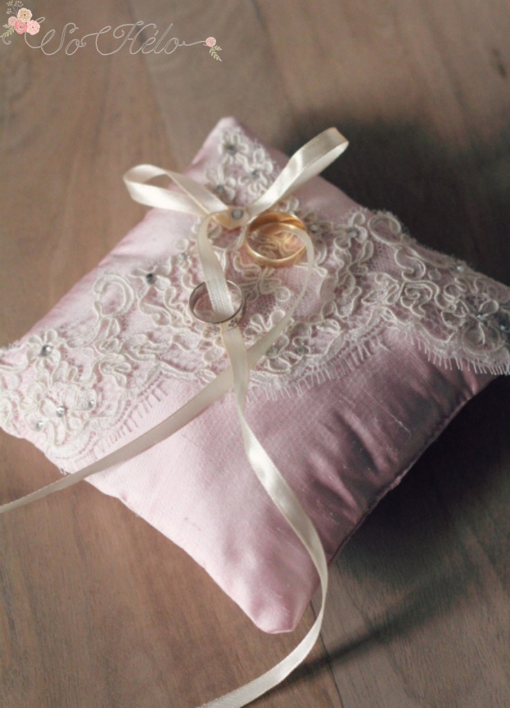 petit coussin alliances mariage en soie avec dentelle de calais