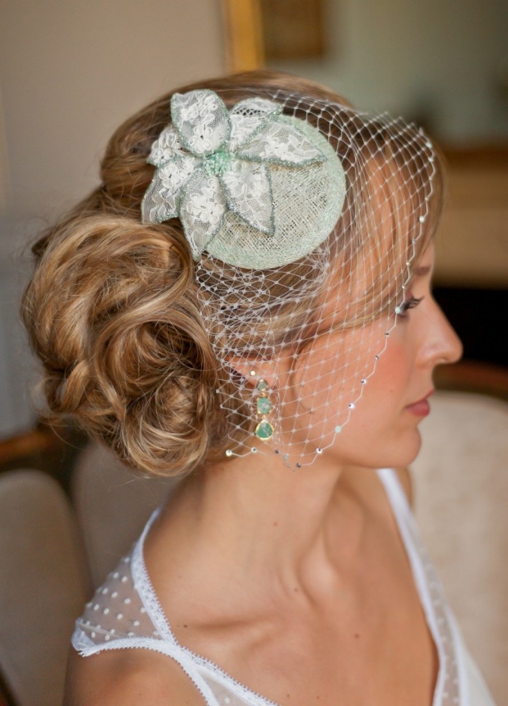 bibi fleur en dentelle avec voilette mariée courte et cristaux profil