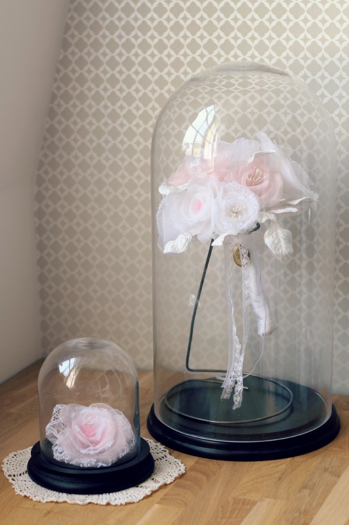 Bouquet mariée en fleurs de soie sous cloche en verre blanc rose