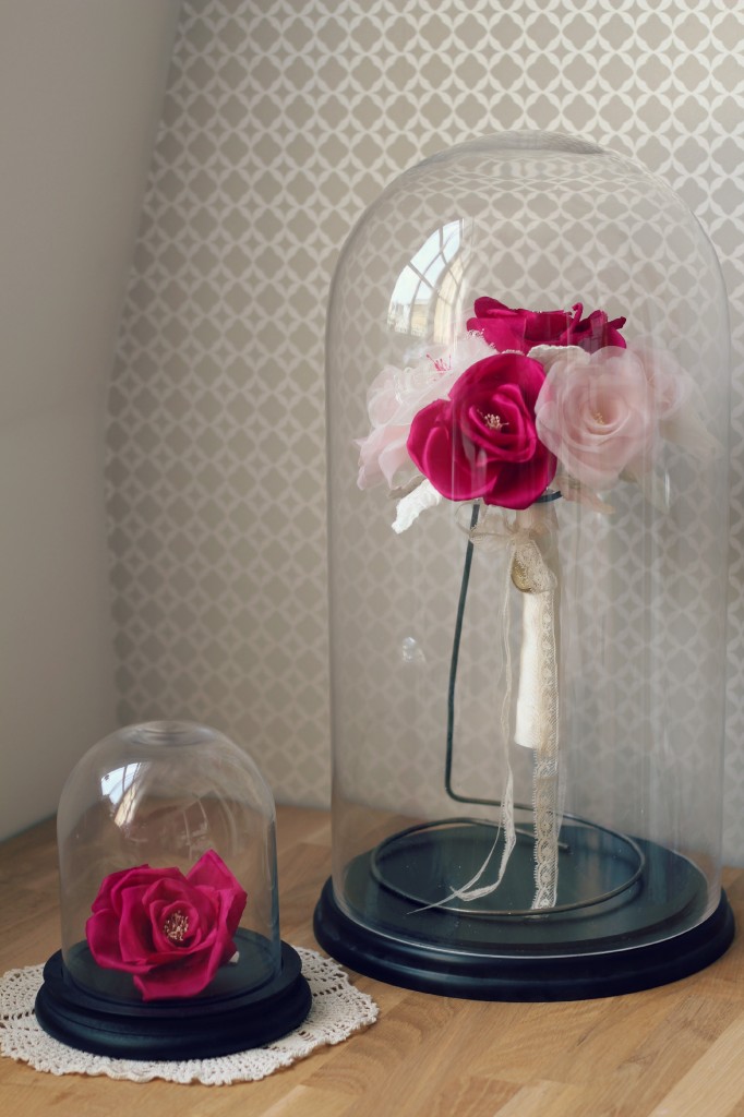 Bouquet mariée en fleurs de soie sous cloche en verre