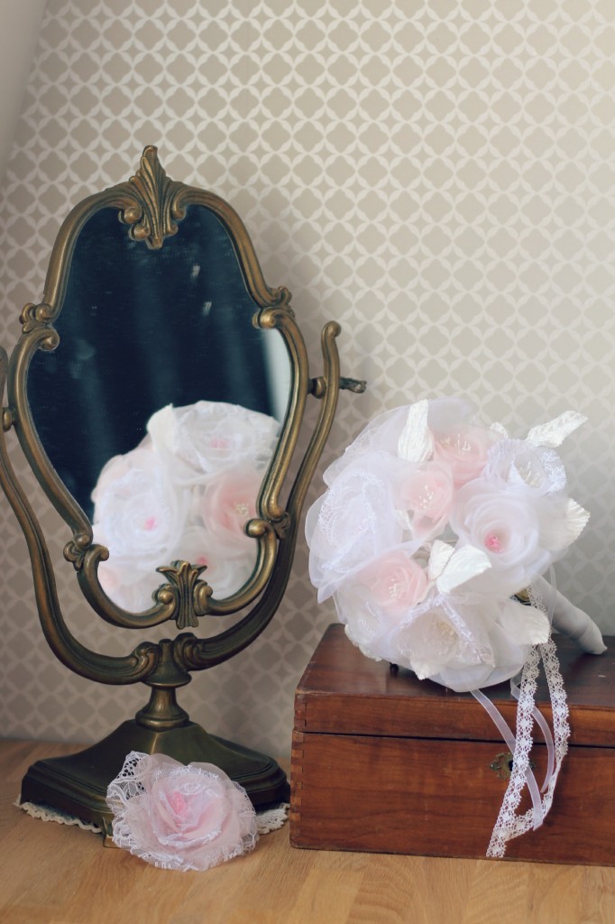 ambiance bouquet de mariée éternelle en fleurs de soie et dentelle avec miroir vintage