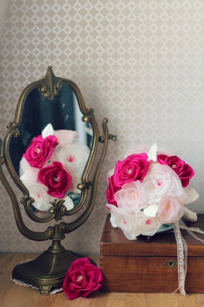 ambiance bouquet de mariée éternelle en fleurs de soie fushia ivoire avec miroir vintage