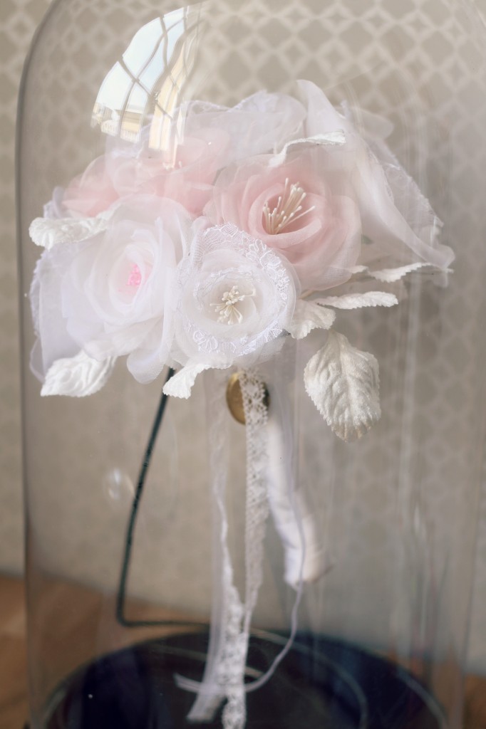 bouquet de mariée en soie et dentelle blanche sous cloche en verre