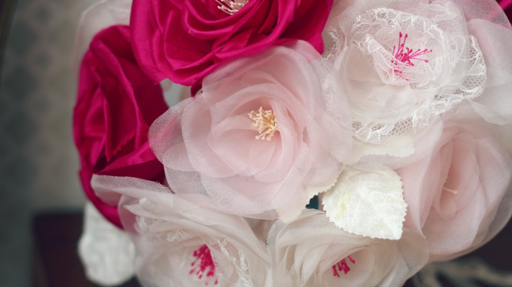 détails roses en soie et dentelle bouquet de mariée éternelle dentelle