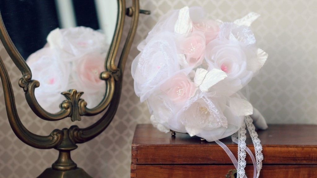 détails roses en soie et dentelle bouquet de mariée éternelle miroir vintage