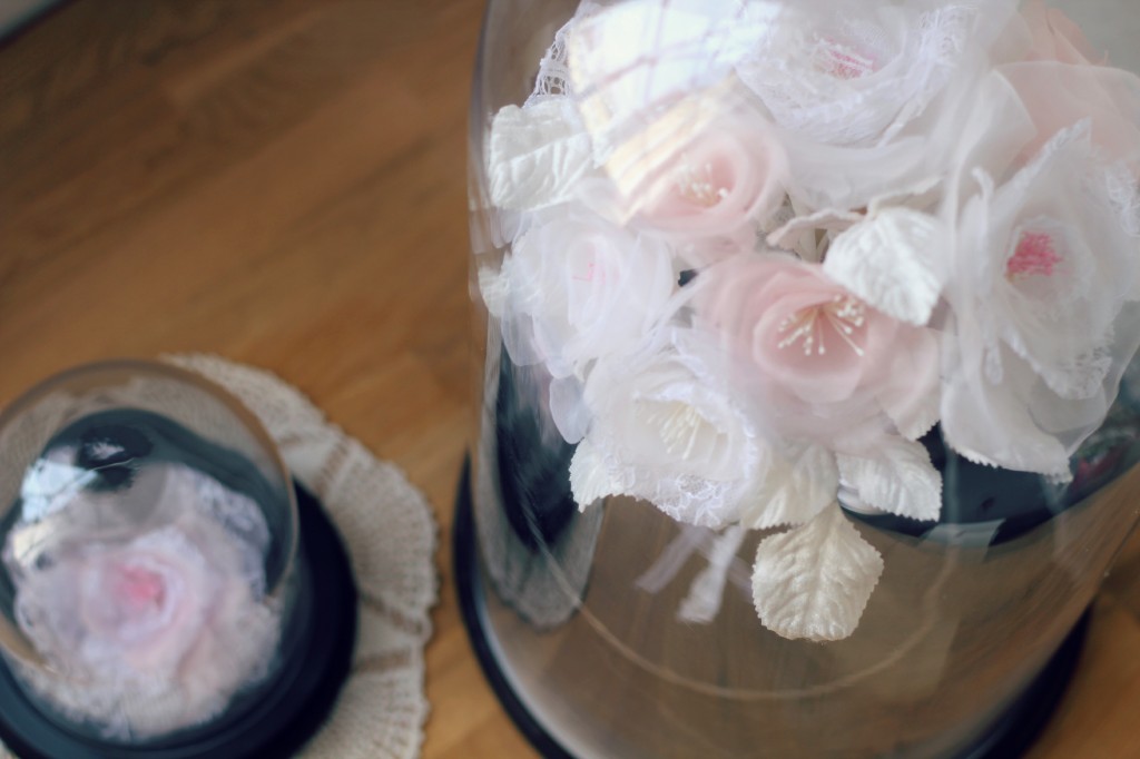 détails roses en soie et dentelle bouquet de mariée éternelle sous cloche en verre décorative