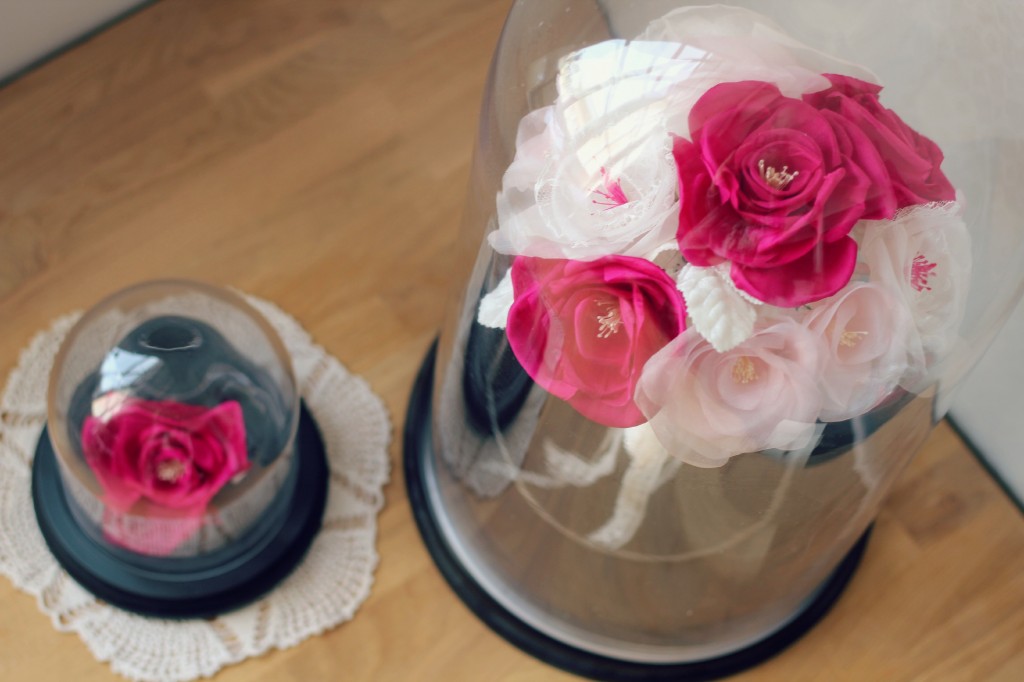 détails roses en soie et dentelle bouquet de mariée éternelle sous cloche en verre
