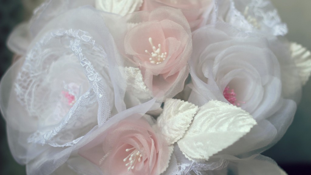 détails roses en soie et dentelle bouquet de mariée éternelle