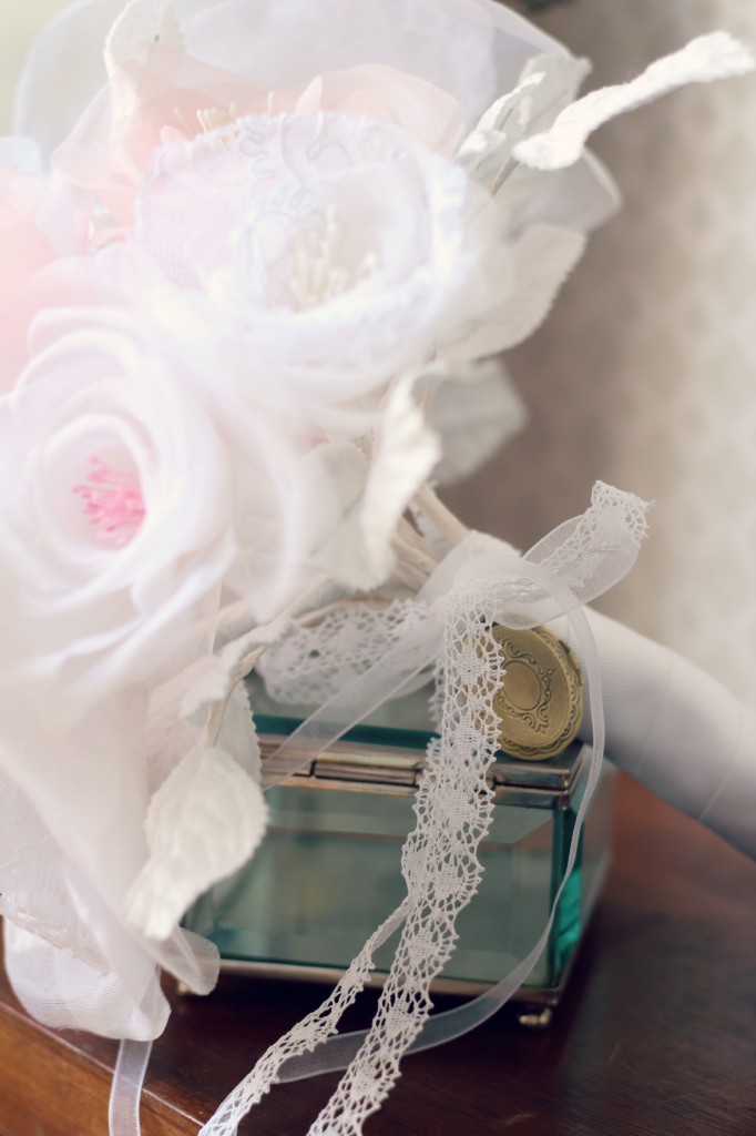 pendentif à ouvrir souvenir manche bouquet de mariée éternelle soie et dentelle