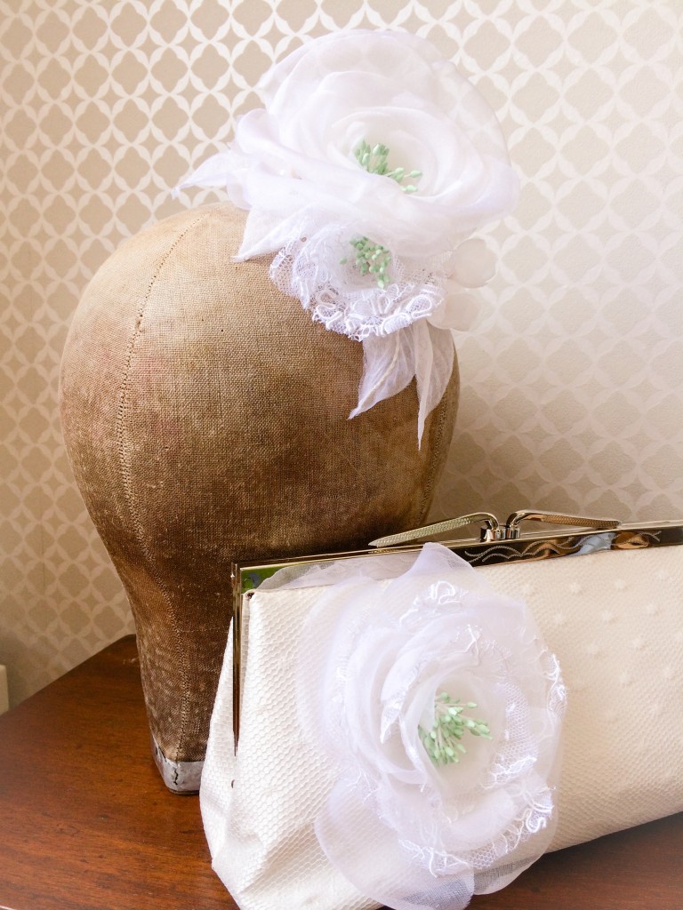 accessoires cheveux mariée fleurs soie et pochette mariage plumetis