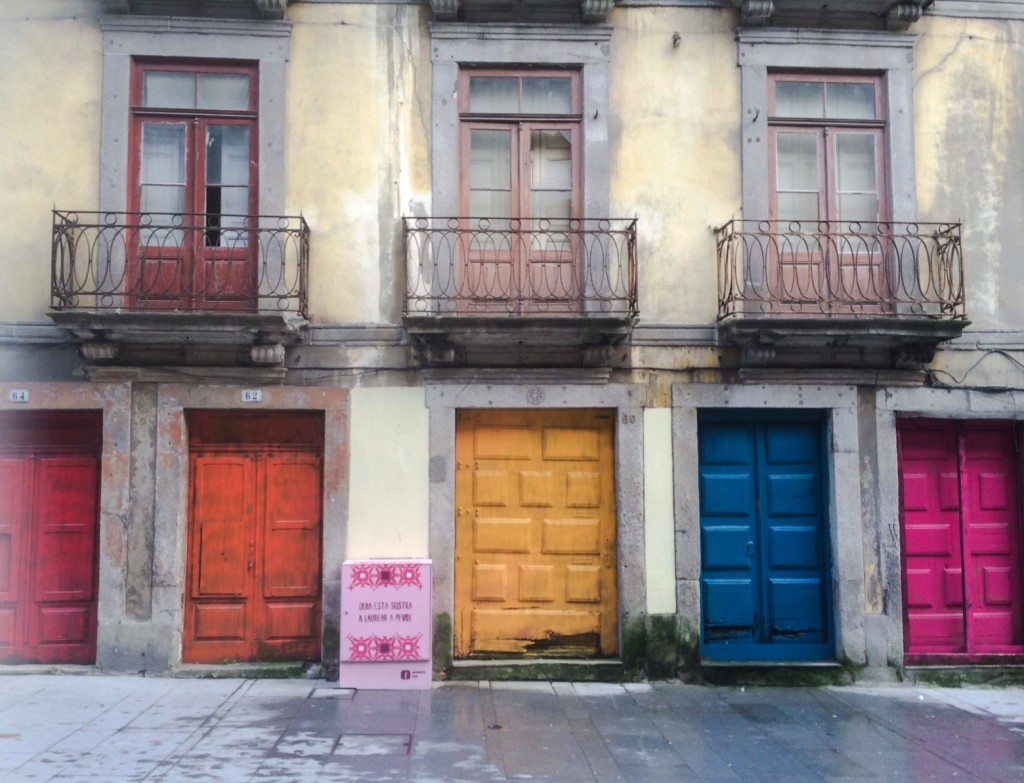 façade portes colorées rue de Porto-portugal