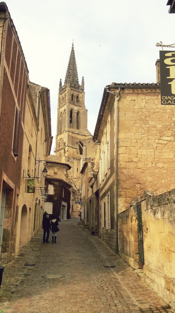 petite rue et clocher de st emilion