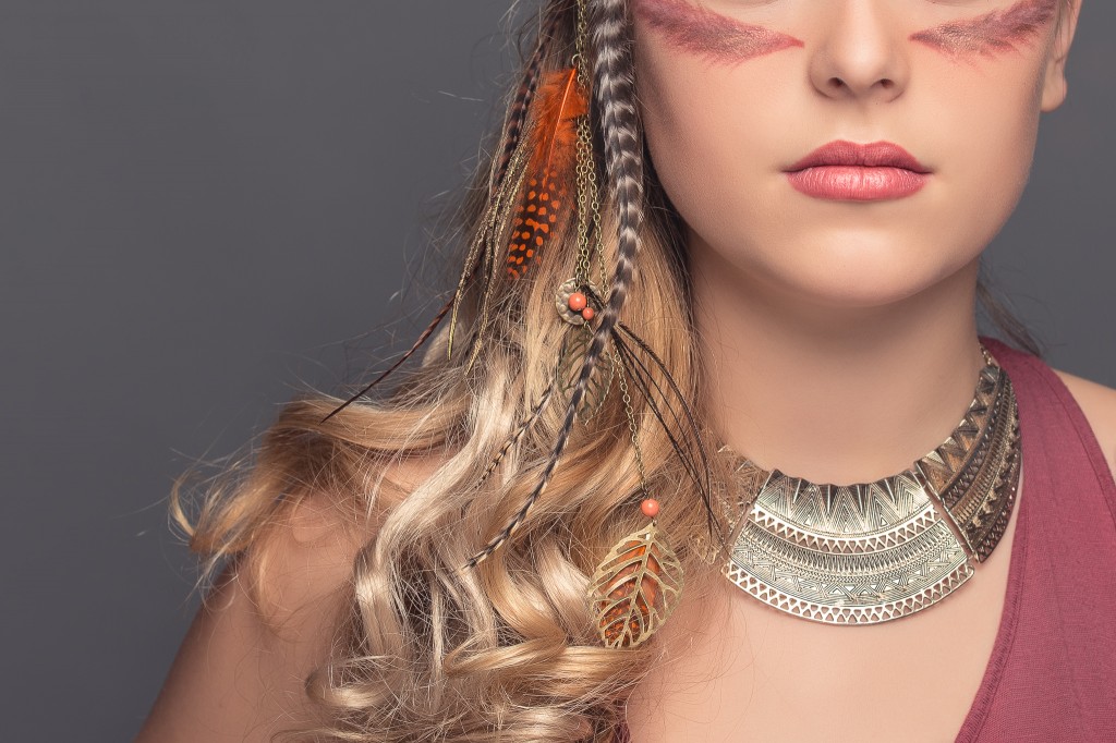 Axelle B. collection haute coiffure 2015 bijou de cheveux en plumes ethniques