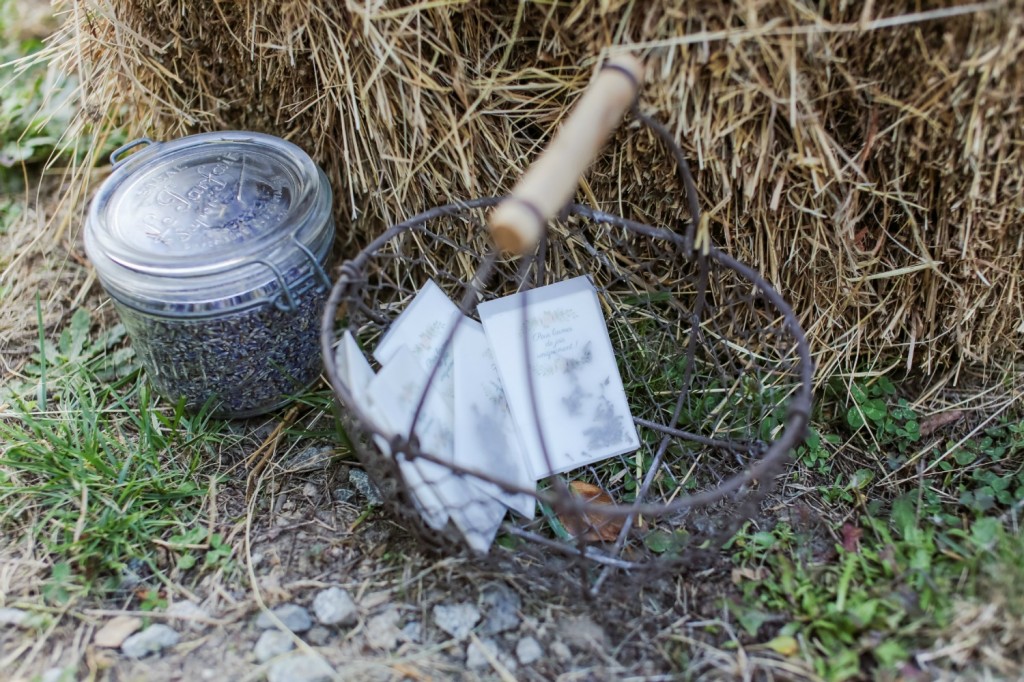 Lavandes et mouchoirs DIY cérémonie Laïque mariage