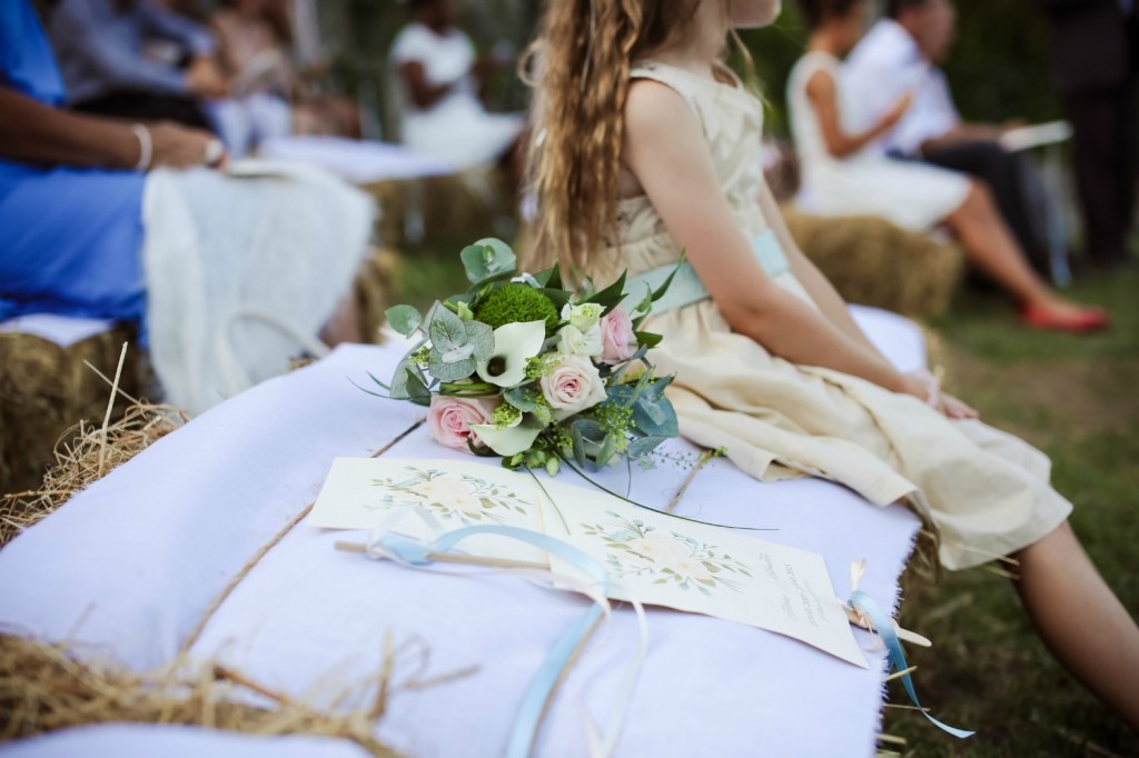 cérémonie laïque jardin bottes de paille